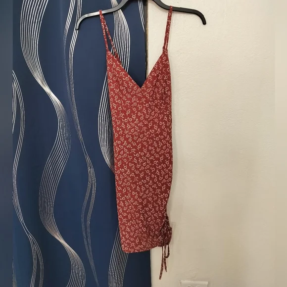Red Floral Mini Dress Size Medium: M, 6 (V-Neck, Side Gathered, Zaful, Burgundy) - Picture 4 of 7